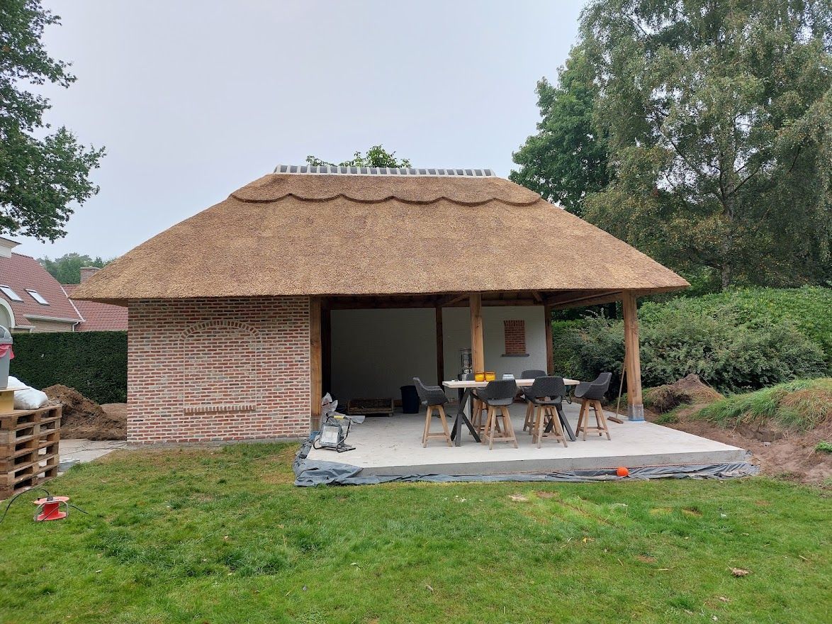 Poolhouse op maat met rieten dak en open leefruimte