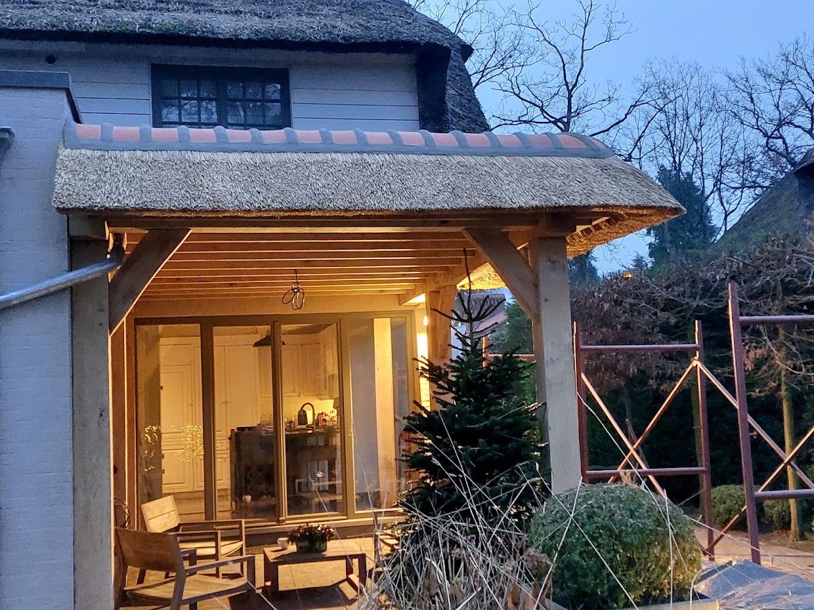 Rieten dak met houten afdak aan een woning in de omgeving van Wuustwezel