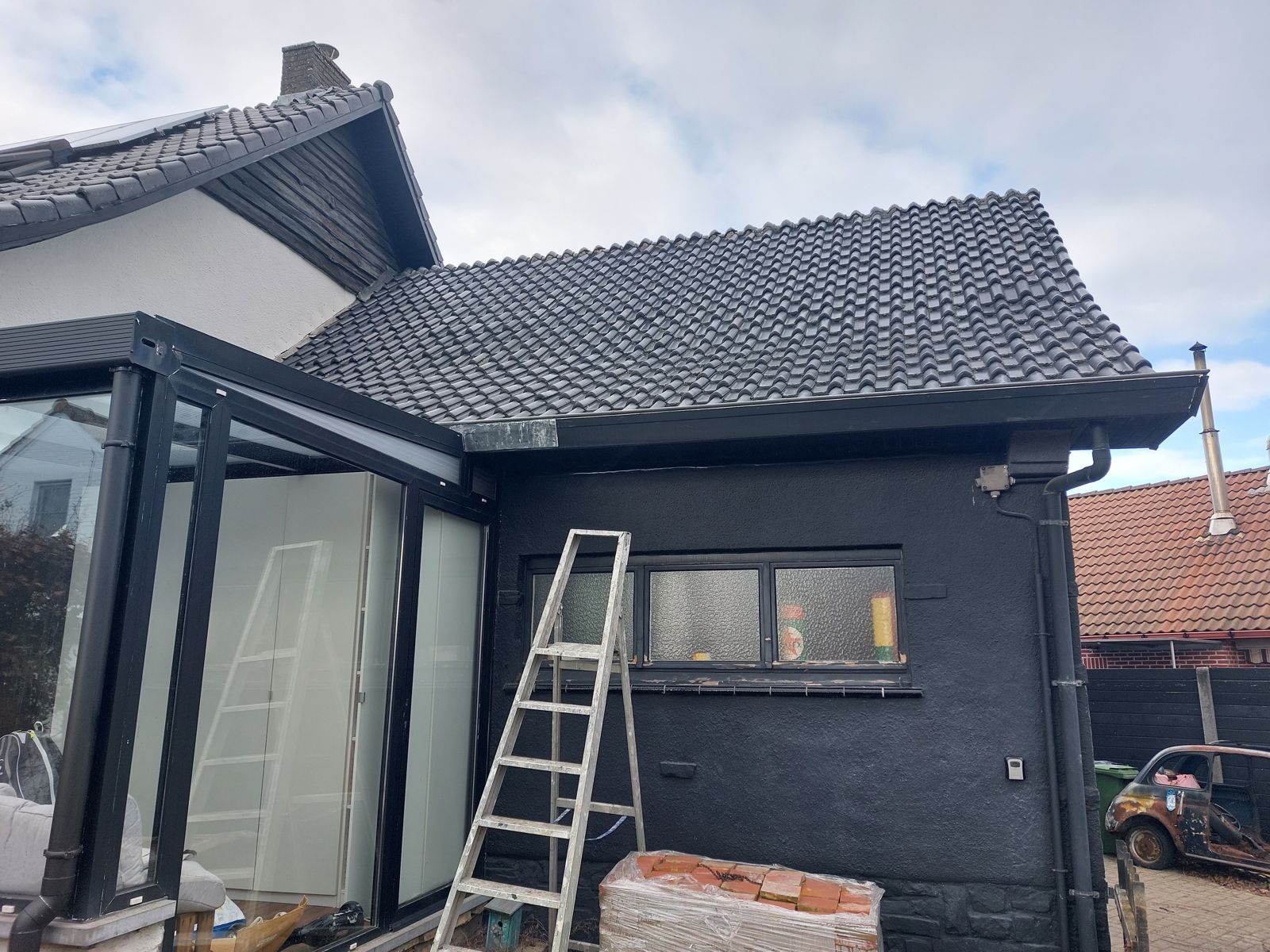 Hellend pannendak met veranda na renovatie
