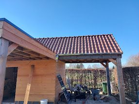 Houten poolhouse in opbouw met pannendak