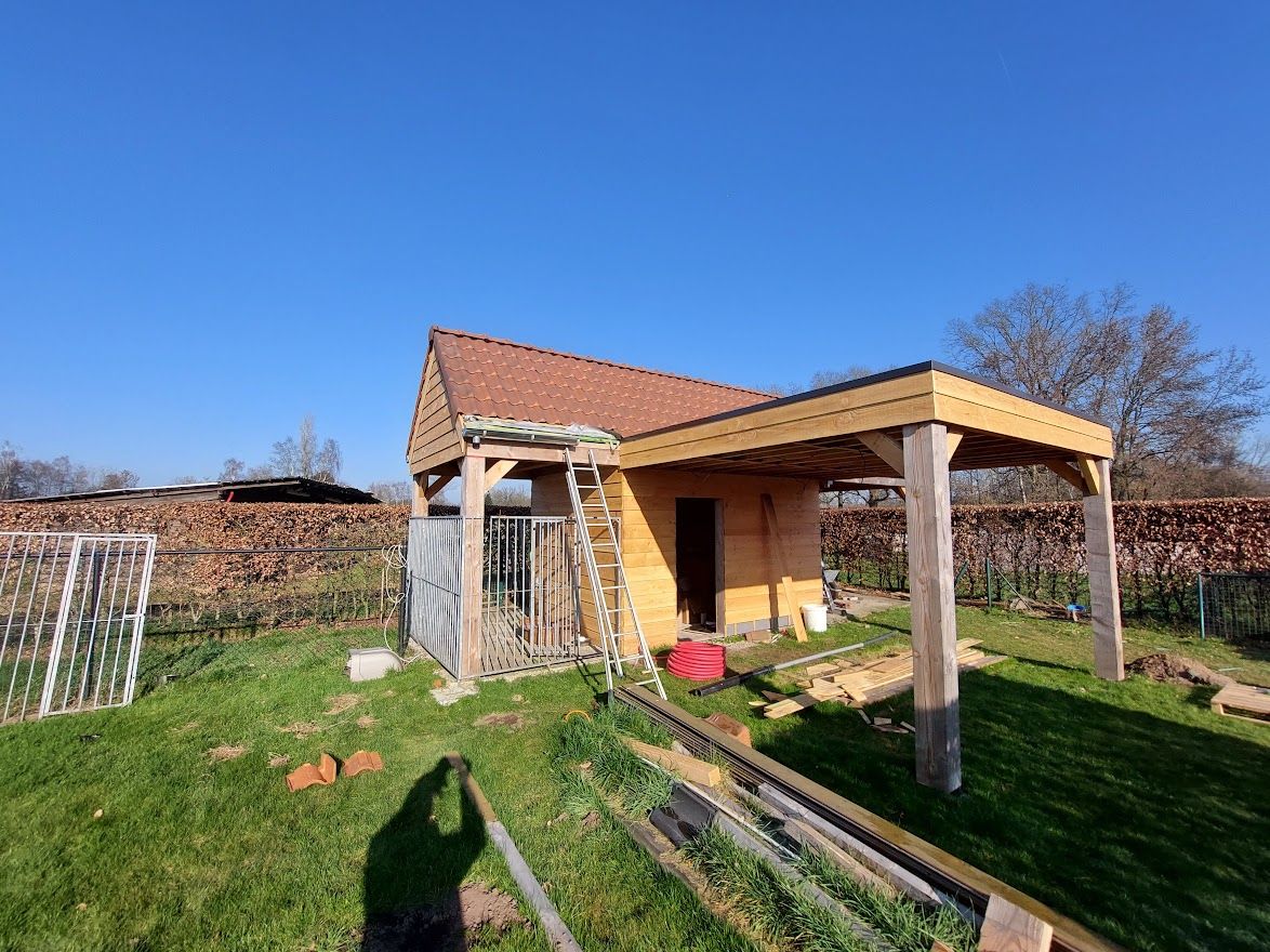 Poolhouseconstructie in eik met pannendak in de tuin
