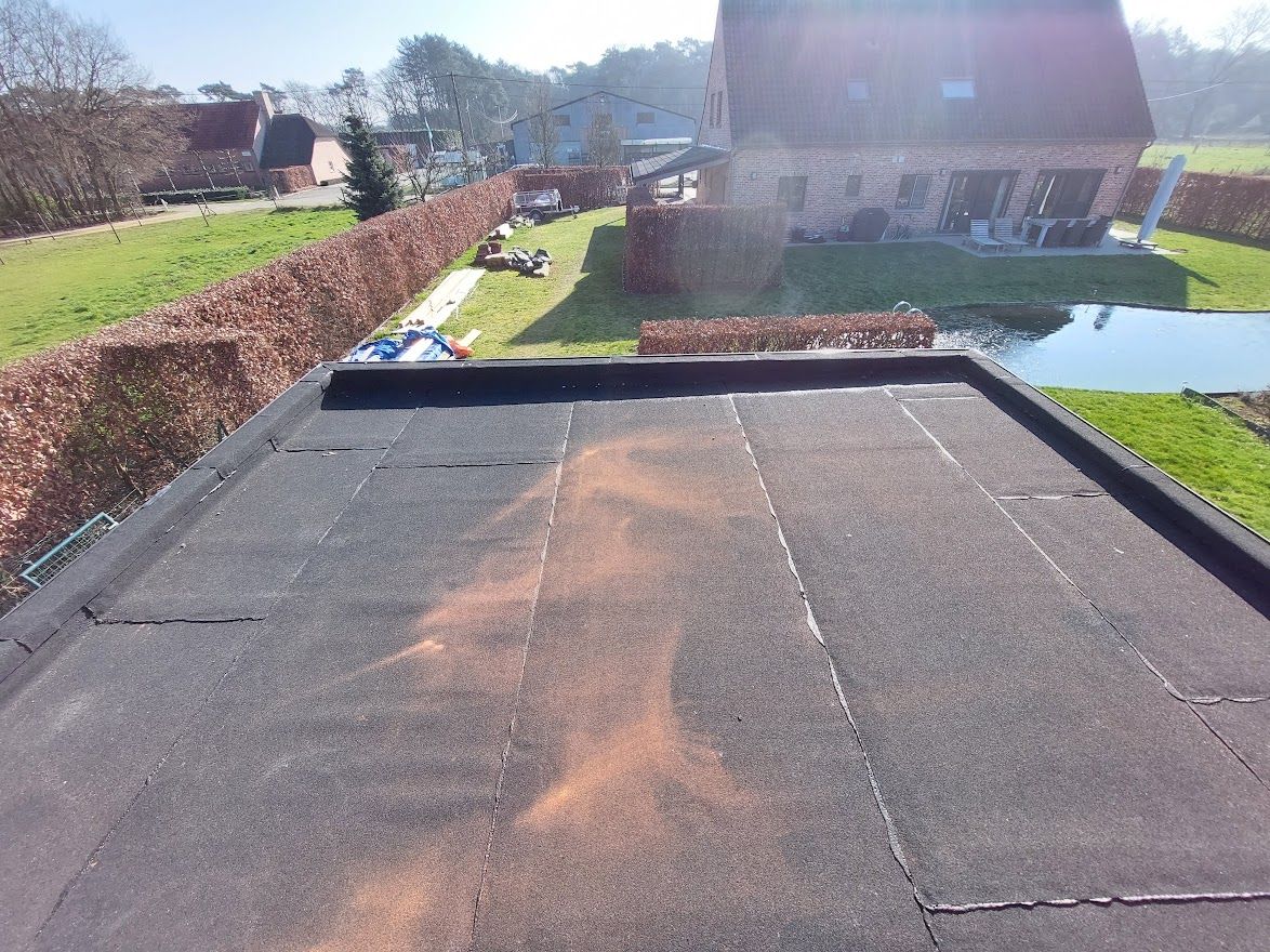 Plat dak met nieuwe dakbedekking op een bijgebouw