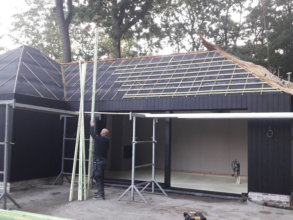 Zwart afgewerkt poolhouse in opbouw met stelling