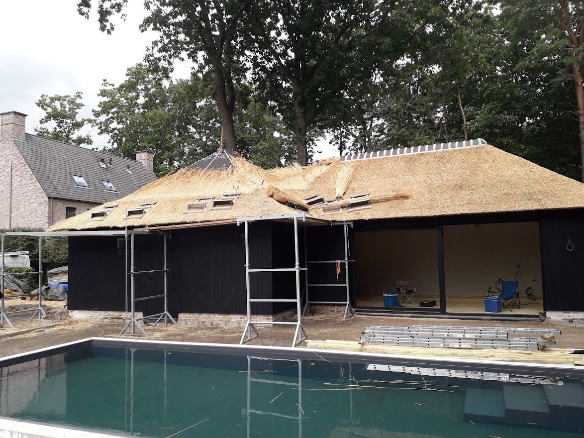 Rieten dak van een poolhouse tijdens onderhoud